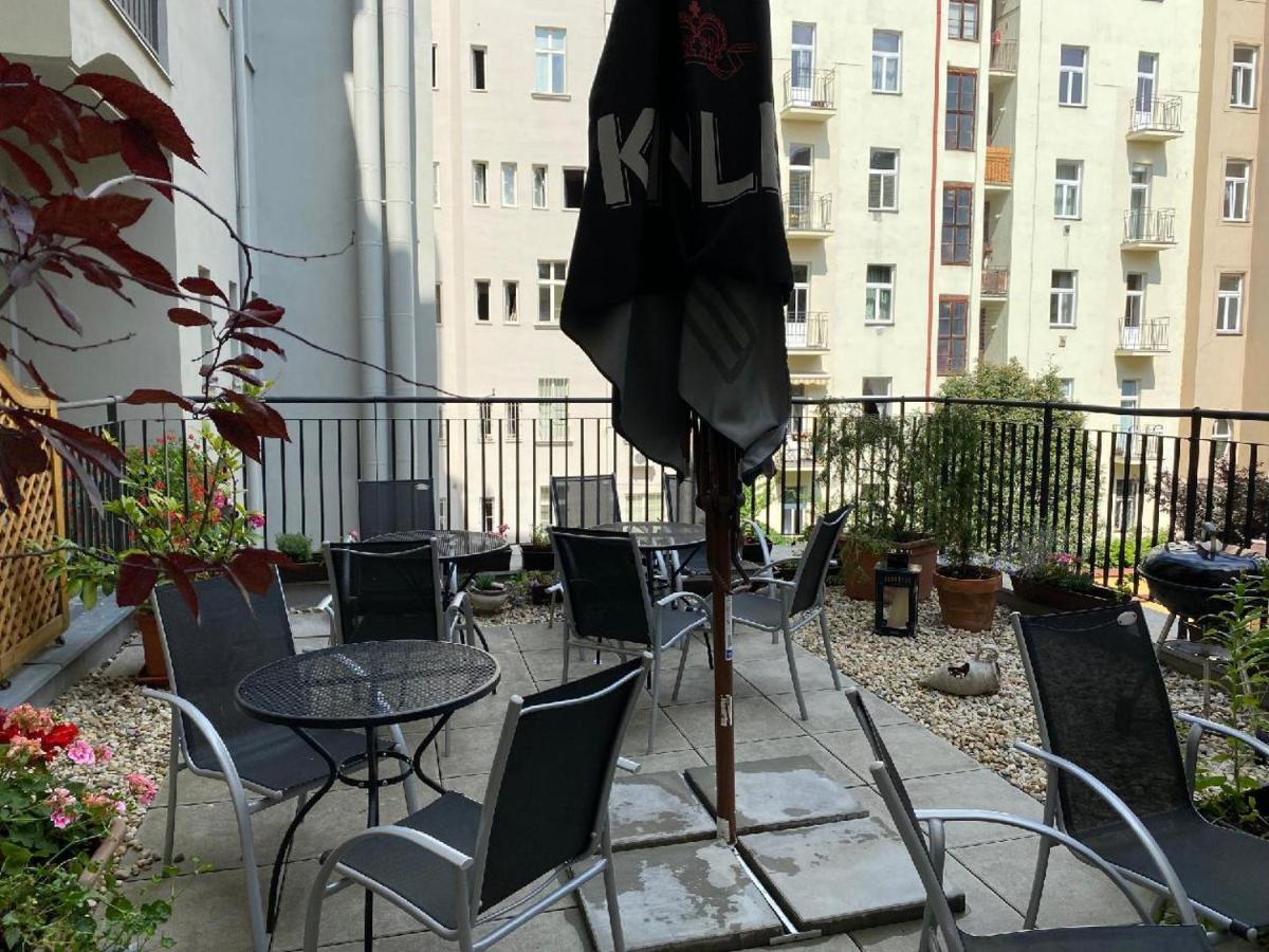 Apartments Cafe No.22 Praha Bagian luar foto