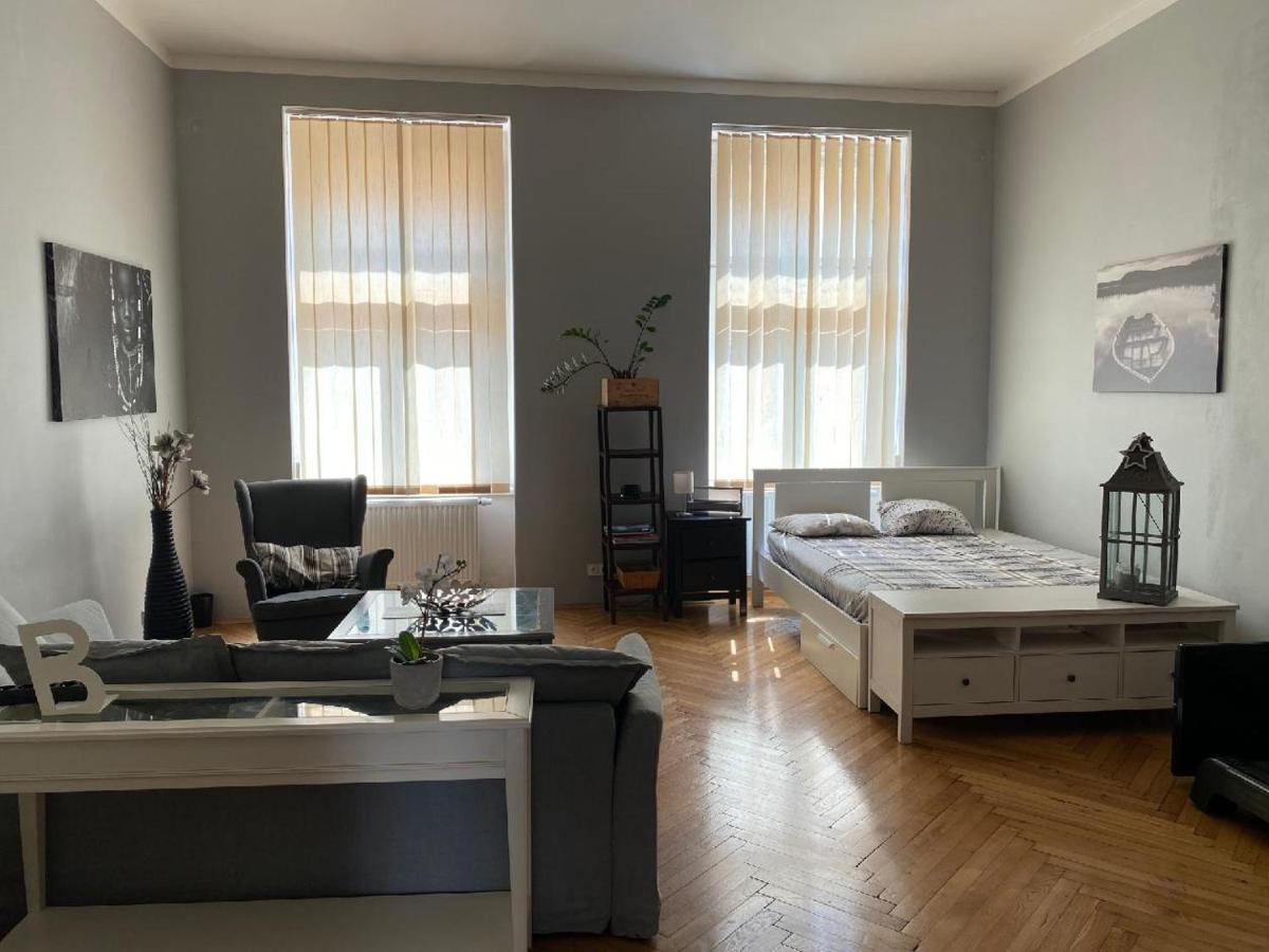 Apartments Cafe No.22 Praha Bagian luar foto